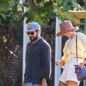 Zac Efron et Vanessa Valladares à Byron Bay, en Australie. Le 8 octobre 2020.