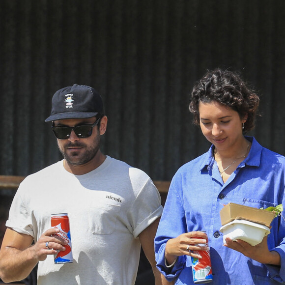 Zac Efron et Vanessa Valladares à Byron Bay, en Australie. Le 4 septembre 2020.