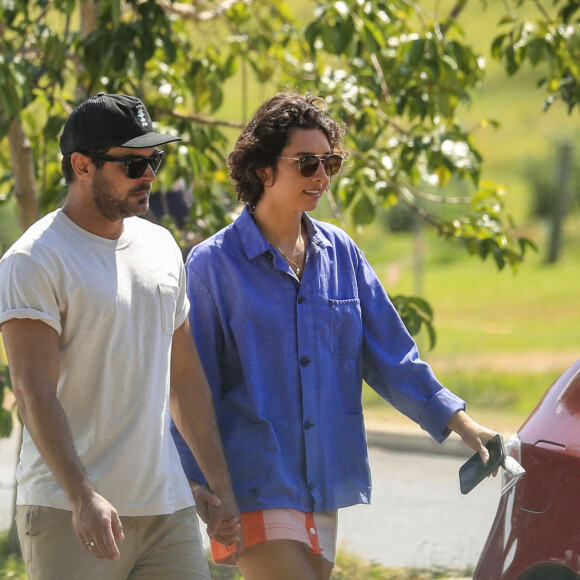 Zac Efron et Vanessa Valladares à Byron Bay, en Australie. Le 4 septembre 2020.