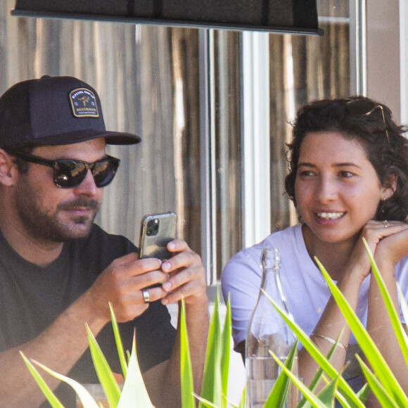 Zac Efron et Vanessa Valladares à Byron Bay, en Australie. Le 5 septembre 2020.