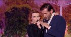 Elodie Frégé et Grégory Fitoussi très complices pour interpréter "La Javanaise" de Serge Gainsbourg dans l'émission "Allez viens je t'emmène...dans les années Carpentier", sur France 3.