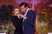 Elodie Frégé et Grégory Fitoussi très complices pour interpréter "La Javanaise" de Serge Gainsbourg dans l'émission "Allez viens je t'emmène...dans les années Carpentier", sur France 3.