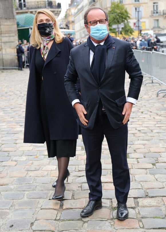 François Hollande et sa compagne Julie Gayet - Arrivées aux obsèques de Juliette Gréco en l'église Saint-Germain-des-Prés. Le 5 octobre 2020 © Jacovides-Moreau / Bestimage 