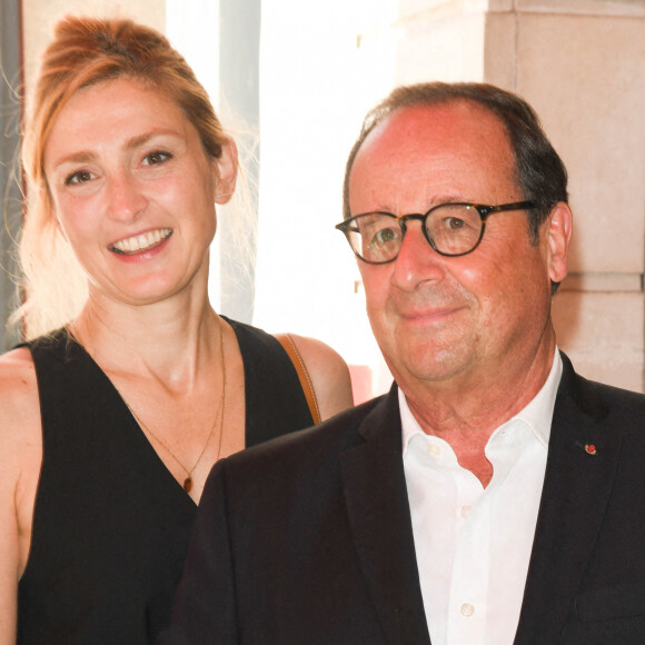 Julie Gayet (productrice du film "Les Joueuses") et son compagnon François Hollande - François Hollande croise les acteurs du film "Les Joueuses" au restaurant "Chez Paul" en marge du Festival du film Francophone d'Angoulême. © Coadic Guirec / Bestimage