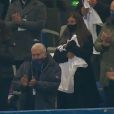 Bernard Laporte et Lauretta (veuve de Christophe Dominici avec un maillot blanc dans les mains)  lors de l'hommage rendu à Christophe Dominici lors du match France-Italie au Stade de France, comptant pour la 3e journée de la Coupe d'automne des Nations. Le 28 novembre 2020.