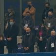 Bernard Laporte et Lauretta (veuve de Christophe Dominici avec un maillot blanc dans les mains) lors de l'hommage rendu à Christophe Dominici lors du match France-Italie au Stade de France, comptant pour la 3e journée de la Coupe d'automne des Nations. Le 28 novembre 2020.