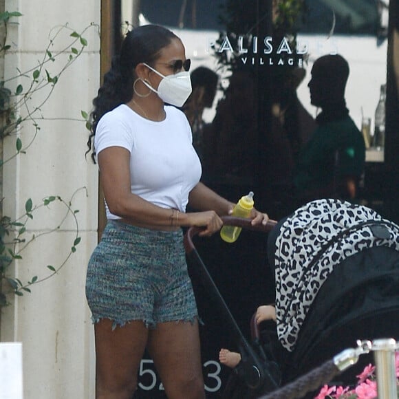 Christina Milian sort déjeuner à Los Angeles le 6 septembre 2020. Elle promène en landau son fils Isaiah Pokora, elle porte un masque et se lave consciencieusement les mains pour faire face à l'épidémie de Coronavirus (COVID-19).