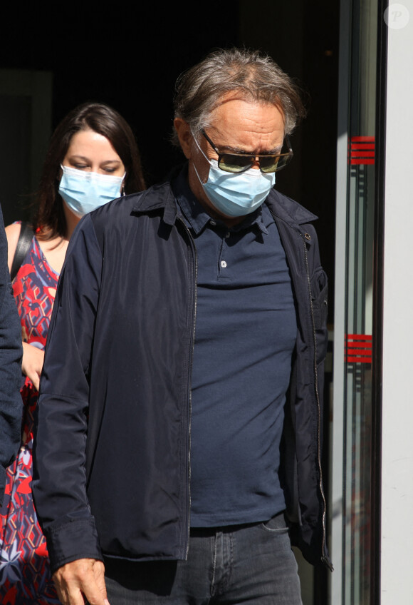 Exclusif - Richard Berry, masqué à la sortie des studios RTL à Neuilly-sur-Seine. Le 21 septembre 2020.
