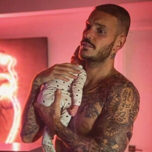 M. Pokora avec son fils Isaiah dans les bras, 2020.