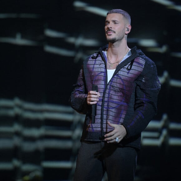 Exclusif M. Pokora (Matt Pokora) - Enregistrement de l'émission "Spectaculaire" présentée par J.M.Généreux, qui sera diffusée le 3 octobre sur France 2, à La Plaine Saint-Denis. Le 22 septembre 2020 Spectaculaire, c'est le spectacle de tous les spectacles : un divertissement exceptionnel pour toute la famille avec les 12 meilleurs numéros visuels du moment. Issus de toutes les disciplines du spectacle vivant, cette nouvelle émission réunit sur scène des artistes prestigieux venus du monde entier. Magie, numéro aérien, danse acrobatique, mains à mains, chant, music-hall...Tous les arts de la scène seront représentés pourvu qu'ils soient spectaculaires ! Spectaculaire, c'est un show inédit conçu comme une immersion au plus près des artistes et de leurs créations. Chaque numéro sera ainsi sublimé par le décor, la réalisation mais aussi par une mise en scène et une mise en lumière sur-mesure, notamment grâce à la technologie du mapping (technique de projection dynamique et interactive). Jean-Marc Généreux, notre maître de cérémonie, recevra également 4 artistes. En fin d'émission, le public présent dans la salle décernera un " prix spécial du public " à son numéro " coup de coeur " qui recevra le trophée spectaculaire. © Pierre Perusseau / Bestimage 