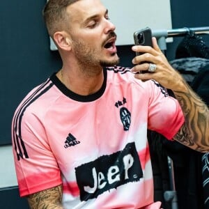 M. Pokora en face time avec son fils Isaiah lors des répétitions pour son concert livestream à La Seine musicale le 2 décembre 2020.