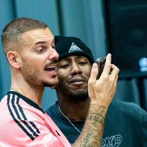 M. Pokora en face time avec son fils Isaiah lors des répétitions pour son concert livestream à La Seine musicale le 2 décembre 2020.