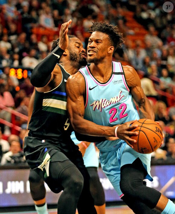 Le basketteur Jimmy Butler (à droite, ballon en main) lors du match Milwaukee Bucks - Miami Heat le 2 mars 2020.