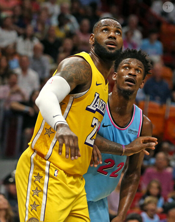 Les basketteurs LeBron James et Jimmy Butler lors du match Los Angeles Lakers - Miami Heat. Le 13 décembre 2019.