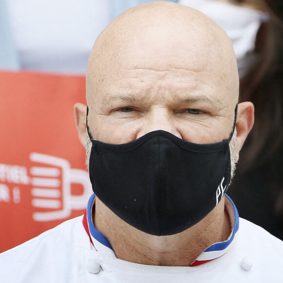 Le grand chef Bordelais et présentateur TV Philippe Etchebest organise un concert de casseroles devant son restaurant Bordelais "Le 4ème Mur" avec son équipe afin de soutenir l'ouverture des restaurants pendant la crise liée à l'épidémie de Coronavirus (COVID-19), le 2 Octobre 2020 à Bordeaux.