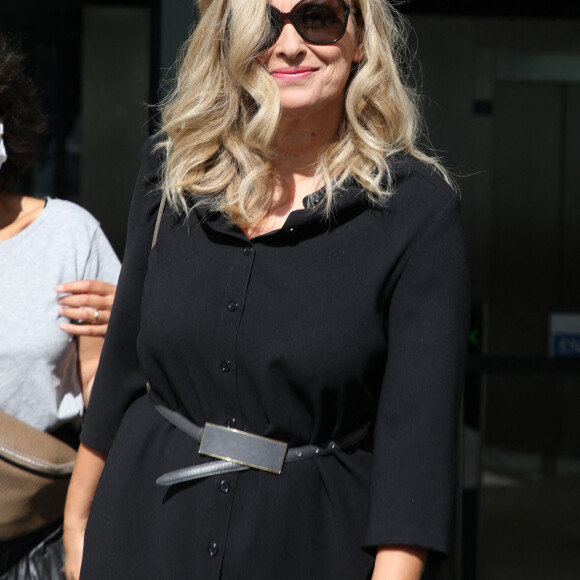 Exclusif - Valérie Trierweiler enfourche son vélo à la sortie des studios RTL à Neuilly-sur-Seine le 21 septembre 2020. 