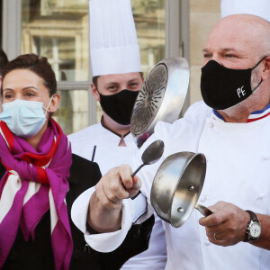 Dominique Etchebest se joint à son mari Philippe Etchebest pour manifester contre les mesures de restrictions liées au coronavirus (COVID-19) devant leur restaurant à Bordeaux les 2 et 9 octobre 2020.