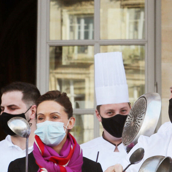 Dominique Etchebest se joint à son mari Philippe Etchebest pour manifester contre les mesures de restrictions liées au coronavirus (COVID-19) devant leur restaurant à Bordeaux les 2 et 9 octobre 2020.