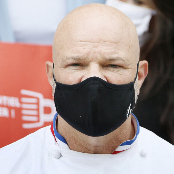 Le grand chef Bordelais et présentateur TV Philippe Etchebest organise un concert de casseroles devant son restaurant Bordelais "Le 4ème Mur" avec son équipe afin de soutenir l'ouverture des restaurants pendant la crise liée à l'épidémie de Coronavirus (COVID-19), le 2 Octobre 2020 à Bordeaux.