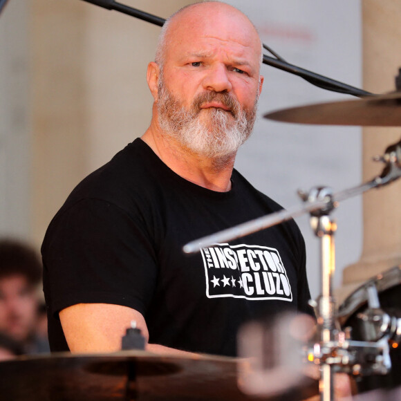 Exclusif - Le grand chef et animateur TV Philippe Etchebest donne un concert avec son groupe de Rock "Chef and the Gang" à l'occasion de la Fête de la Musique à Bordeaux, le 21 Juin 2019. Philippe Etchebest et son groupe jouaient devant le restaurant "Le Quatrième Mur" face à l'Opéra de Bordeaux. © Patrick Bernard / Bestimage