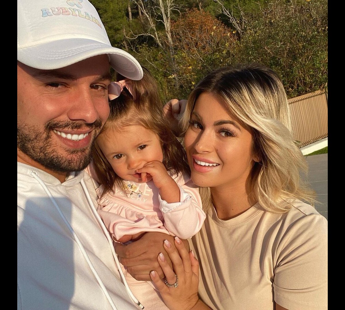 Photo : Carla Moreau et Kevin Guedj avec leur fille Ruby, le 1er novembre  2020 - Purepeople