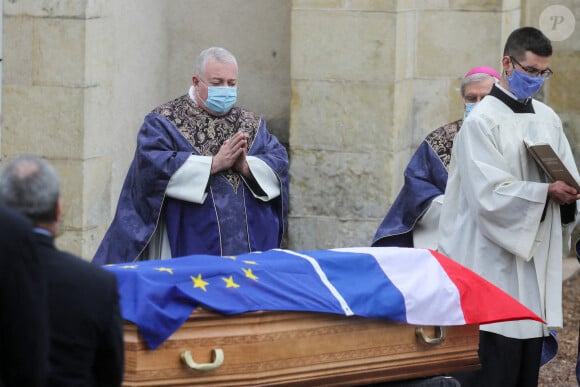 Illustration - Obsèques de l'ancien président Valéry Giscard d'Estaing en l'église Saint Hilaire à Authon dans le Loir-et-Cher le 5 décembre 2020.