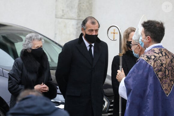 Anne-Aymone Giscard d'Estaing, Henri Giscard d'Estaing et sa femme Ina - Obsèques de l'ancien président Valéry Giscard d'Estaing en l'église Saint Hilaire à Authon dans le Loir-et-Cher le 5 décembre 2020.