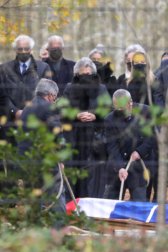 Anne-Aymone Giscard d'Estaing - Inhumation du cercueil de l'ancien président Valery Giscard d'Estaing sur un terrain privé où repose sa fille Jacinte à Authon dans le Loir-et-Cher.