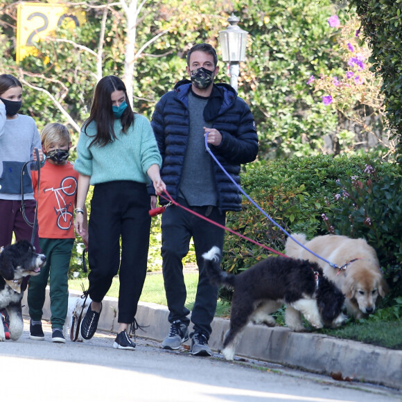Ben Affleck, Ana De Armas, Samuel Affleck - Ben Affleck promène ses chiens avec sa compagne et ses enfants à Los Angeles le 29 novembre 2020.