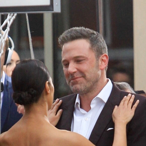 Ben Affleck et Janina Gavankar discutent et plaisantent à leur arrivée à la première de "The Way Back" aux Regal Cinemas à Los Angeles. Le 1er mars 2020.