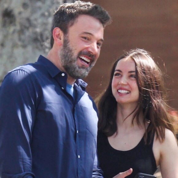 Fous rires et regards complices entre Ben Affleck et sa compagne Ana de Armas lors de leur promenade avec leurs chiens dans le quartier de Pacific Palisades à Los Angeles