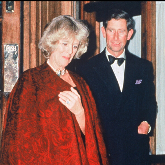 Camilla Parker-Bowles et le prince Charles en soirée en 1995.