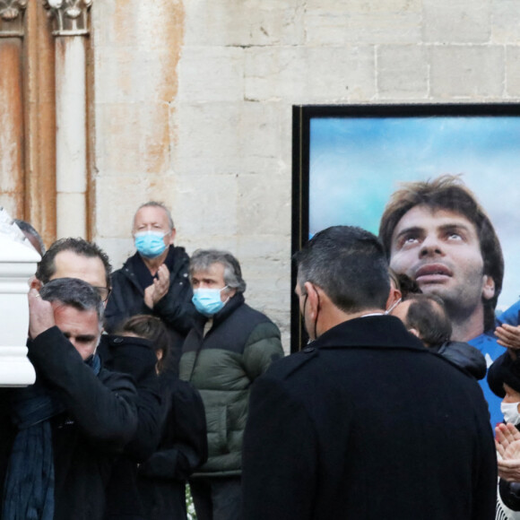 Cercueil sortie église - Obsèques du rugbyman Christophe Dominici en l'église Saint-Louis de Hyères le 4 décembre 2020 © Franck Muller / Nice Matin / Bestimage  