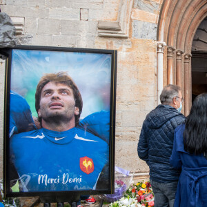 Le cercueil - Obsèques du rugbyman Christophe Dominici en l'église Saint-Louis de Hyères le 4 décembre 2020 © Patrick Carpentier / Bestimage  