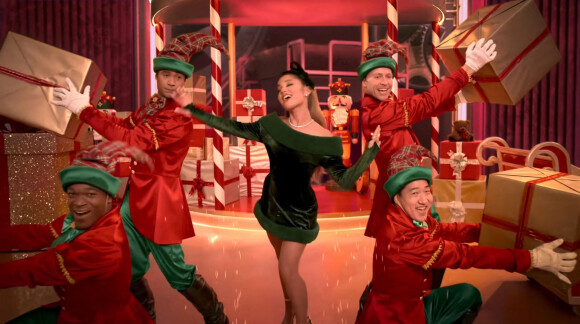 Ariana Grande dans le clip de la chanson "Oh Santa!" de Mariah Carey et avec Jennifer Hudson.