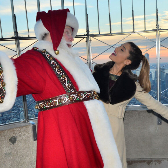Ariana Grande et le Père Noël au sommet de l'Empire State Building à New York, le 26 novembre 2013.