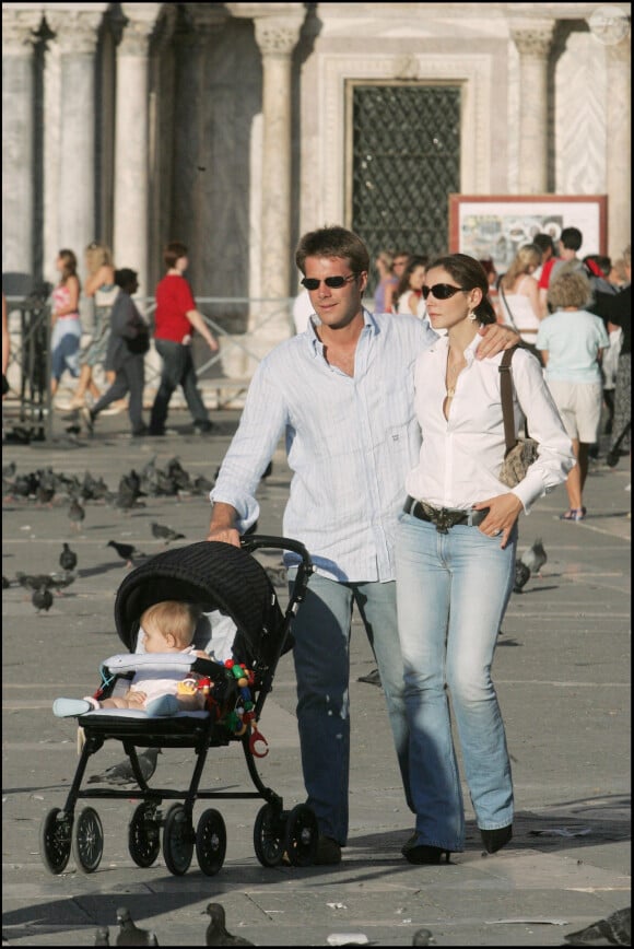 Le prince Emmanuel-Philibert de Savoie, Clotilde Courau et leur fille Vittoria à Venise, en 2004.