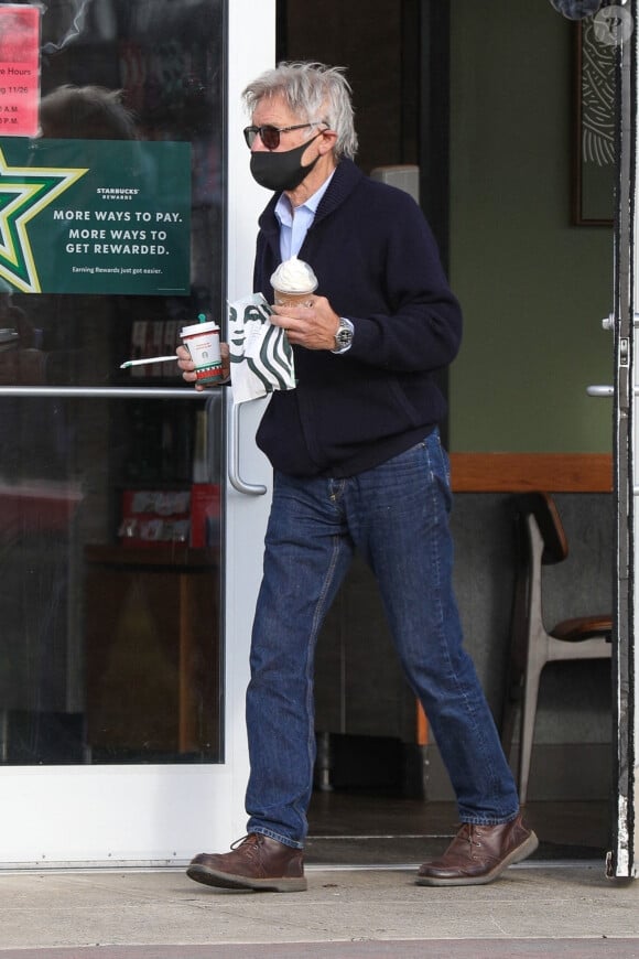 Exclusif - Harrison Ford à la sortie d'un Starbucks à Hadley, le 21 novembre 2020.