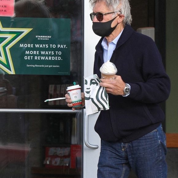 Exclusif - Harrison Ford à la sortie d'un Starbucks à Hadley, le 21 novembre 2020.