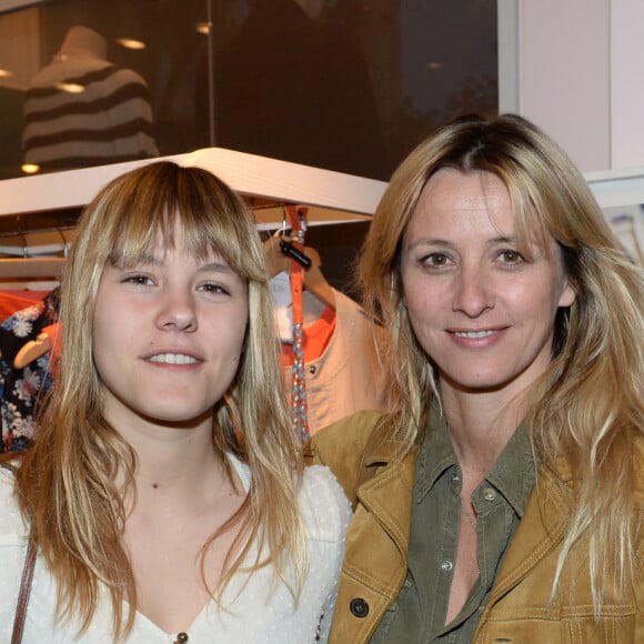 Info - Marc Lavoine et sa femme Sarah se séparent - Exclusif - Sarah Lavoine et sa fille Yasmine - Vernissage du nouveau design éphémère de la boutique Comptoir Des Cotonniers de Saint-Sulpice à Paris, le 9 avril 2015. S.Lavoine, l'égérie Comptoir Des Cotonniers Printemps-Eté 2015, signe cette installation estivale avec un mobilier contemporain, des luminaires, tapis et paniers en paille... Et bien évidemment, le "bleu Sarah" sera partout, en parfaite harmonie avec la palette indigo de la collection Comptoir. 