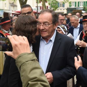 Jean-Pierre Pernaut lors du tournage de l'émission "Votre plus beau marché de France" à Montbrison. © Frédéric Chambert / Panoramic / Bestimage