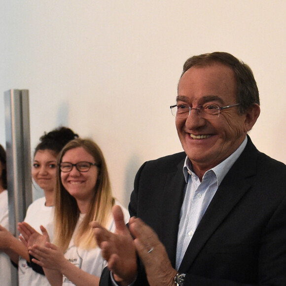 Jean-Pierre Pernaut lors du tournage de l'émission "Votre plus beau marché de France" à Montbrison le 14 juin 2019. © Frédéric Chambert / Panoramic / Bestimage