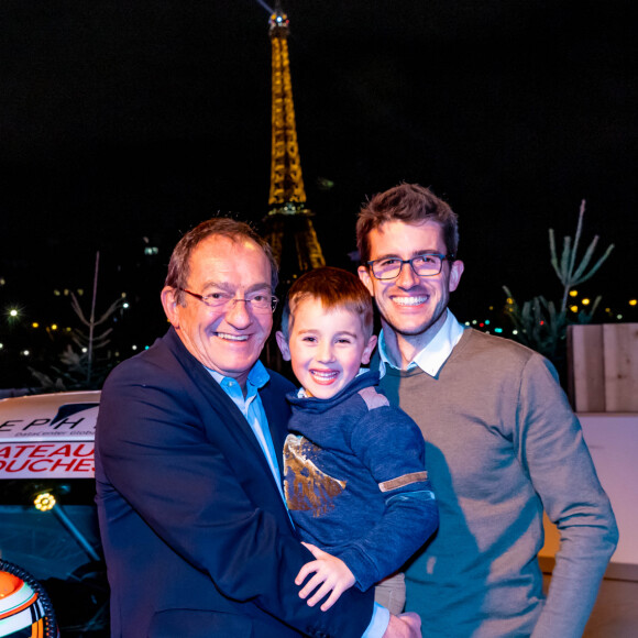 Exclusif - Jean-Pierre Pernaut pose avec son fils Olivier et son petit-fils Léo à l'occasion d'un événement du Trophée Andros à la compagnie des Bateaux Mouches à Paris le 8 février 2019. © Frédéric Piau / Bestimage