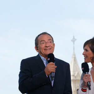 Jean-Pierre Pernaut est venu remettre au maire de Sanary le titre de plus beau marché de France en direct lors du JT de TF1 le 9 mai 2018. Il était accompagné de Dominique Lagrou-Sempère. © Dominique Leriche / Nice / Matin / Bestimage