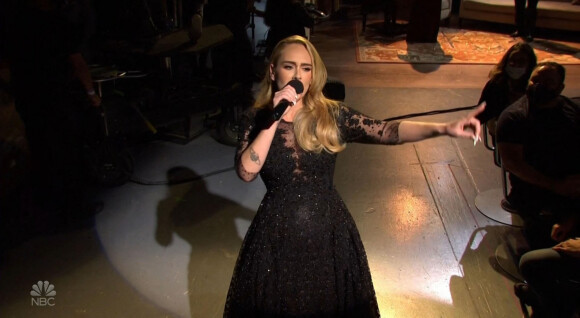 Adele dans l'émission Saturday Night Live à Los Angeles, le 24 octobre 2020 
