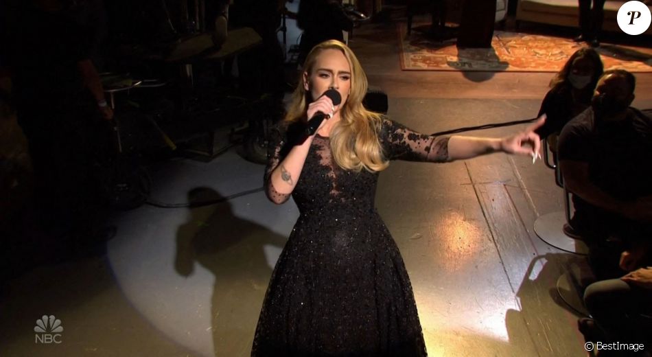 Adele dans l'émission Saturday Night Live à Los Angeles, le 24 octobre 2020