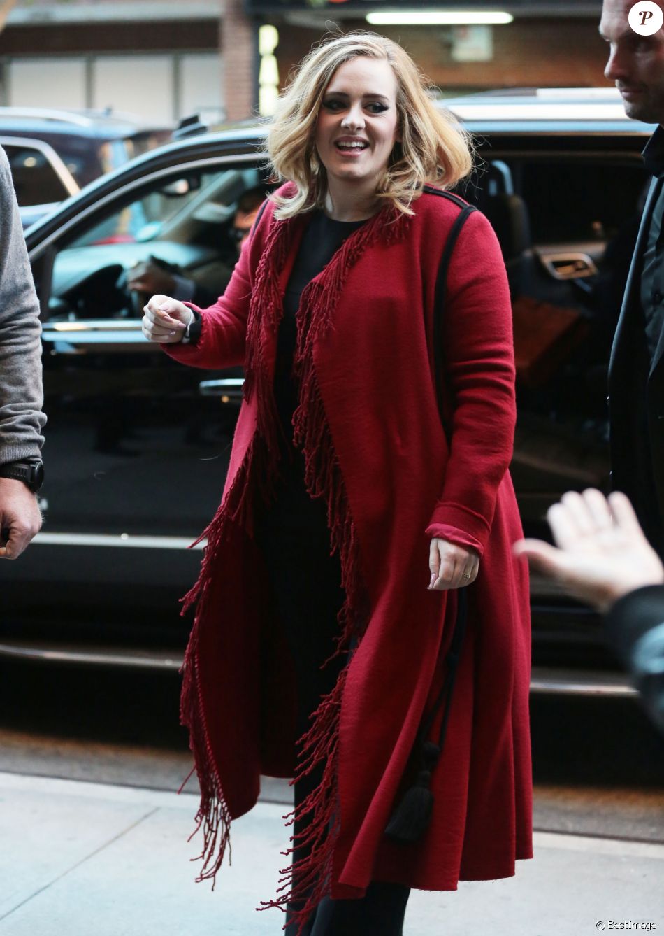La chanteuse Adele souriante à New York le 20 novembre 2015.