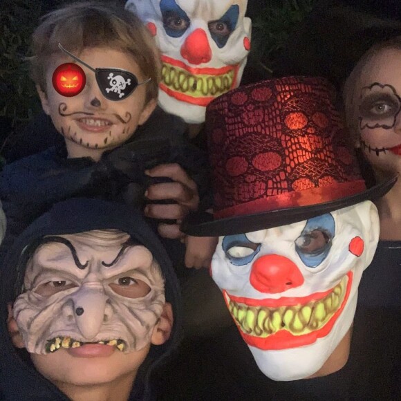 Sylvie Tellier pose avec ses enfants pour Halloween, sur Instagram. Octobre 2020.