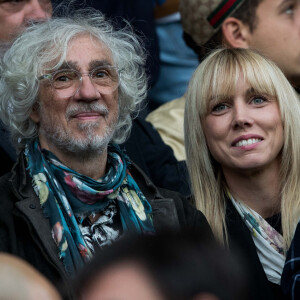 Louis Bertignac avec sa femme Julie Delafosse et leur fils Jack dans les tribunes lors du match de Ligue 1 "PSG - Angers (4-0)" au Parc des Princes à Paris. © Cyril Moreau/Bestimage