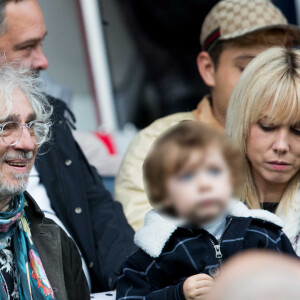 Louis Bertignac avec sa femme Julie Delafosse et leur fils Jack dans les tribunes lors du match de Ligue 1 "PSG - Angers (4-0)" au Parc des Princes à Paris, le 5 octobre 2019. © Cyril Moreau/Bestimage